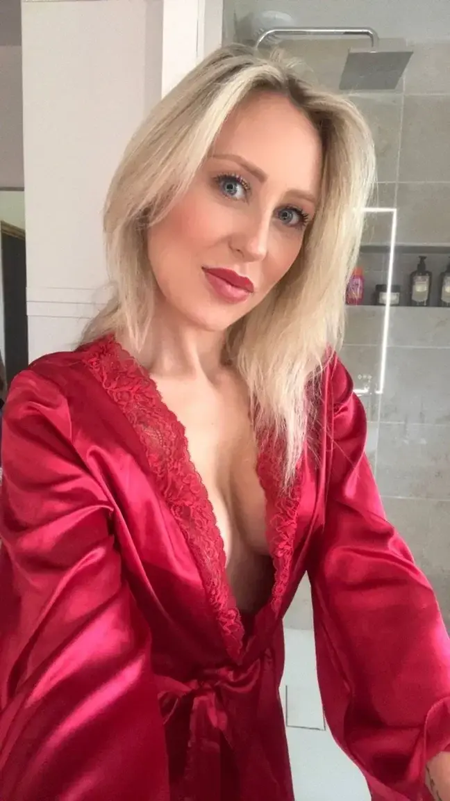 Leak & nude MYM — Barbivanessa : « Je préfère répondre aux hommes plus vieux 😋 » (MYM)