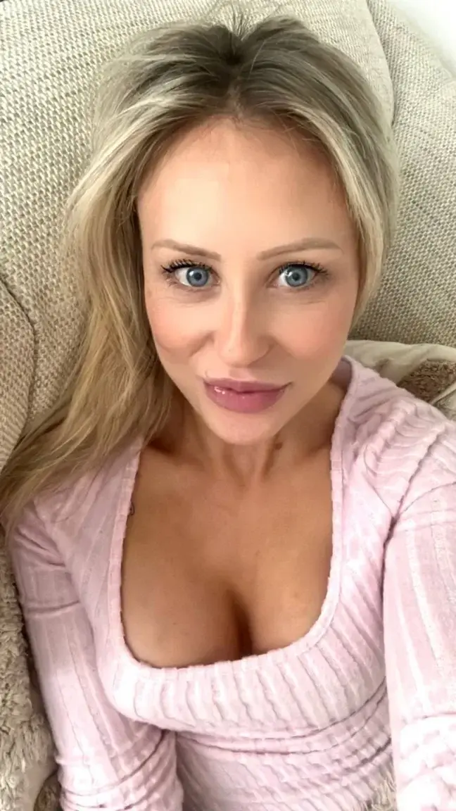 Leak & nude MYM — Barbivanessa : « Je préfère répondre aux hommes plus vieux 😋 » (MYM)
