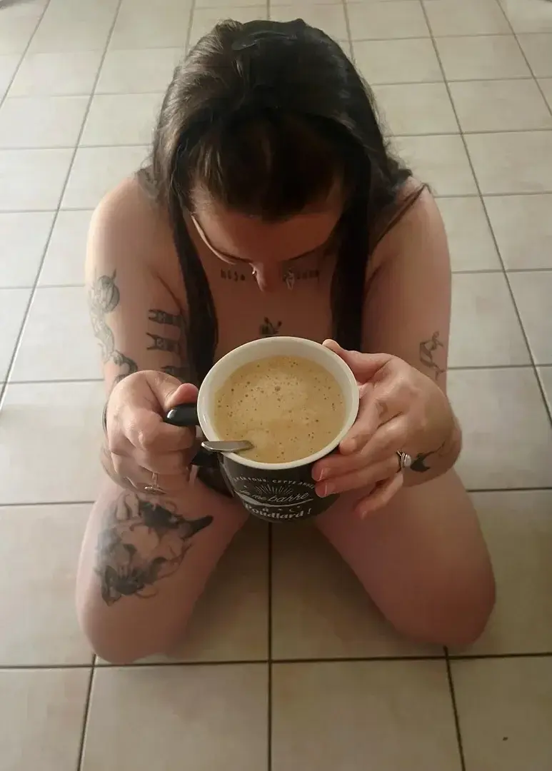 Servitude avec le café ! Quelle beauté 😈
