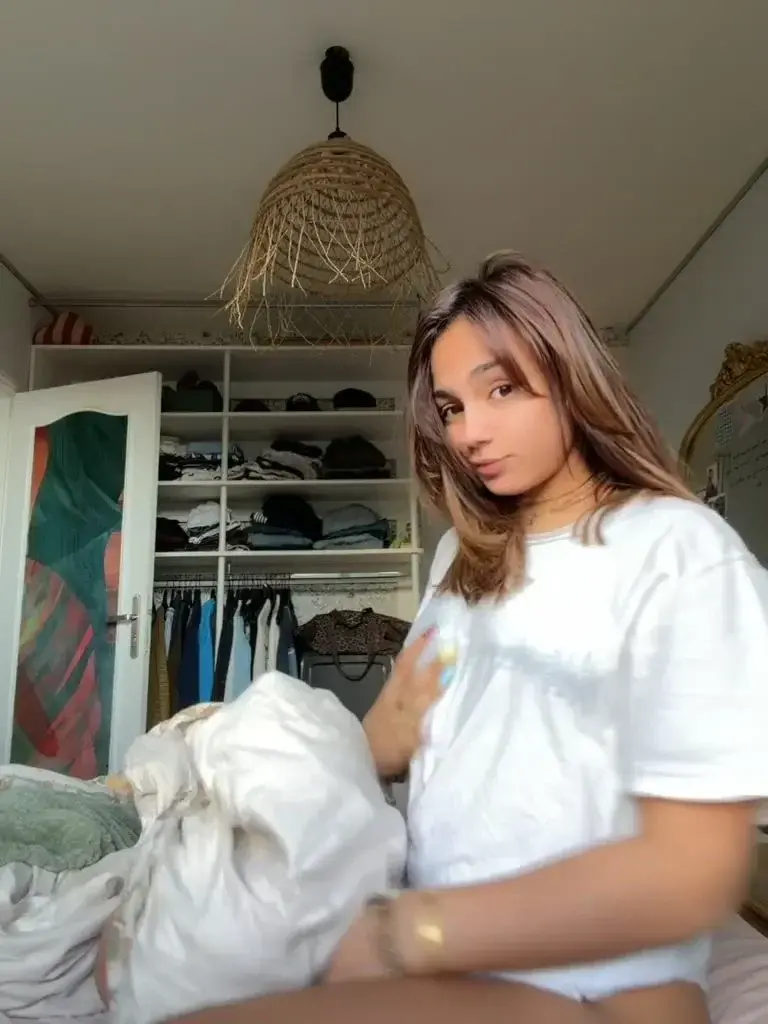 Leak public — Melolo : « Viens discuter en dm » (MYM) — pas un leak