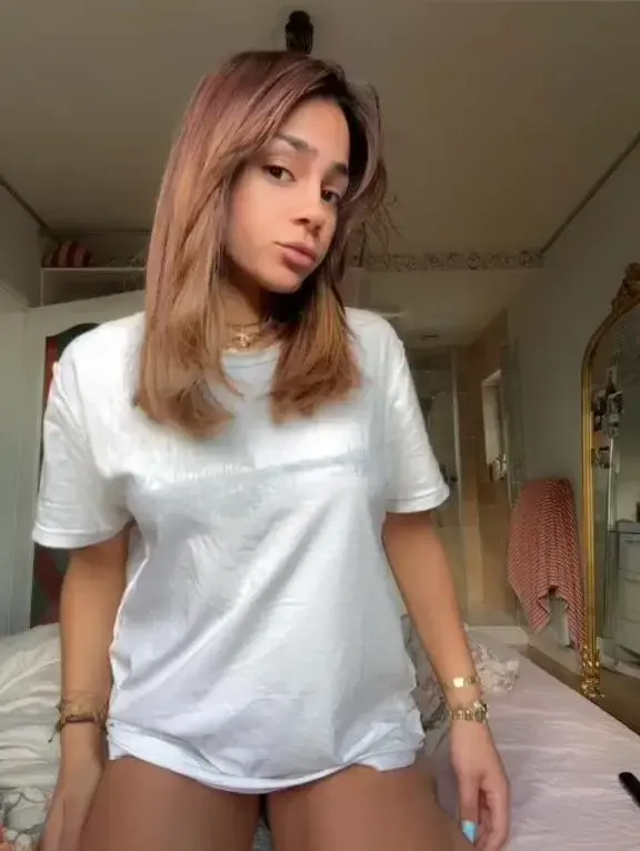 Aperçu public — Melolo : « Viens discuter en dm » (MYM) — pas un leak