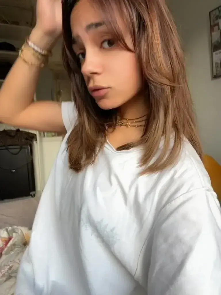 Aperçu public — Melolo : « Viens discuter en dm » (MYM) — pas un leak