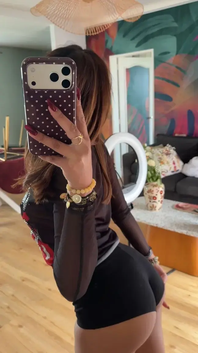 Leak & nude MYM — melolo : « Viens discuter en dm » (MYM)