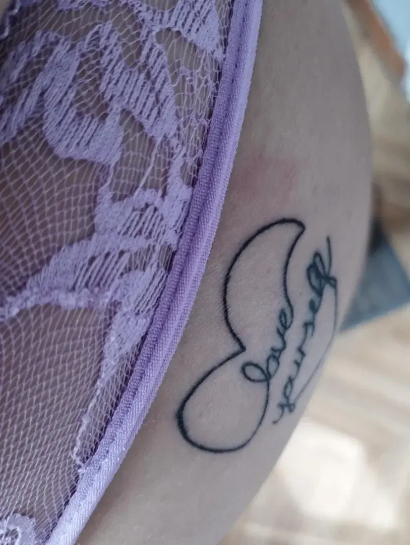 Leak & nude MYM — Impardonnable : « Quel est la couleur que tu préfères pour la lingerie?#tatoo #groscul #string » (MYM)