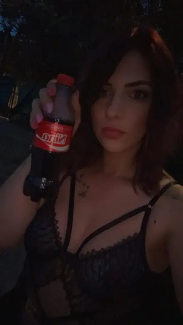Quand tu trouves une bouteille coca Nina obligé de la prendre 😋