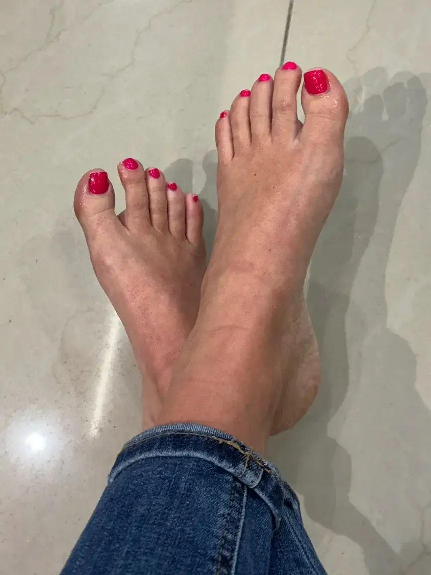 Leak & nude MYM — Steff2207 : « #Pieds#soleil#vernisfluo » (MYM)