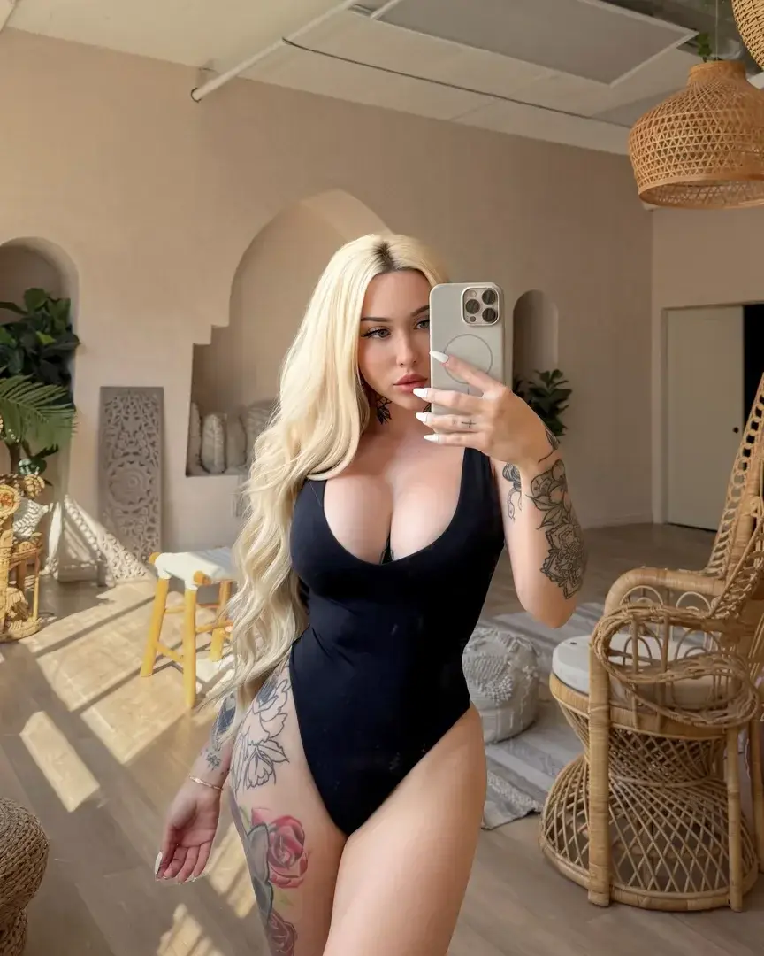 Leak & nude MYM — Jadelavoie : « Ici je tease… en DM je dévoile 😈 » (MYM)