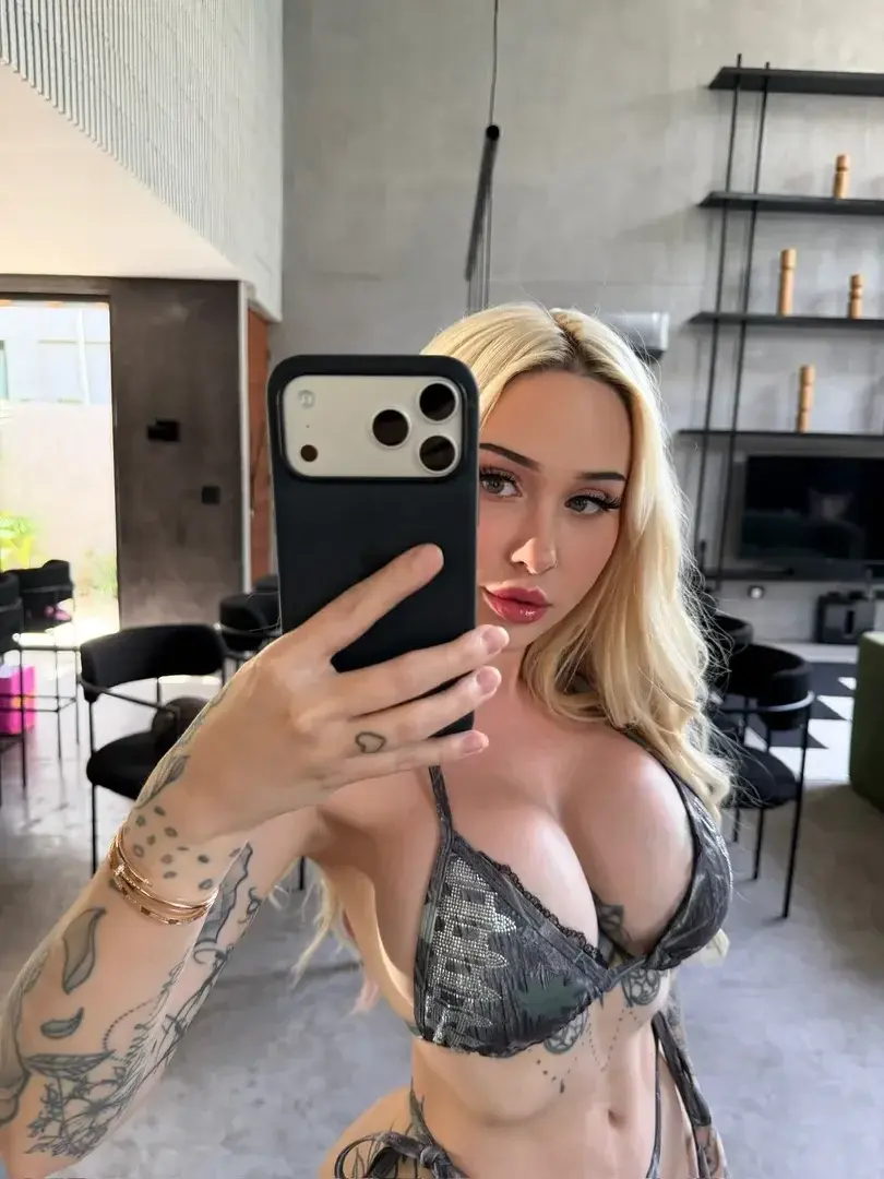 Aperçu public — Jadelavoie : « Abo gratuit sans code 🥰Viens m'écrire en privé si tu veux t'amuser avec moi 🥵 » (MYM) — pas un leak