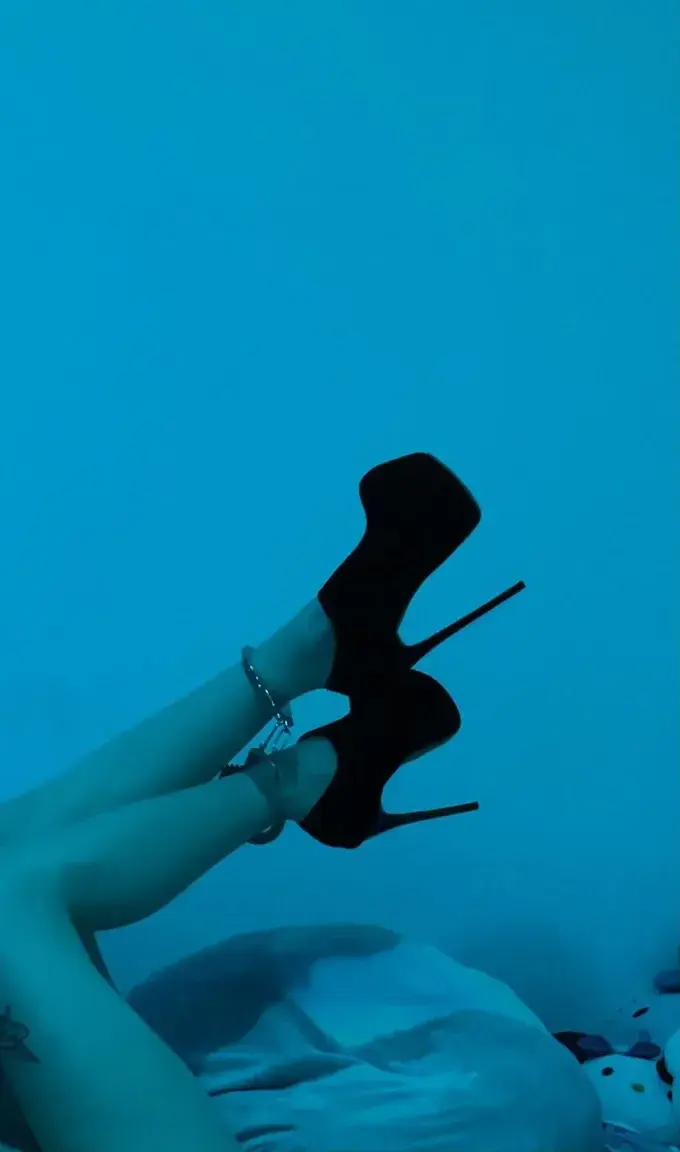 Menottée ? Oui. Mais c’est moi qui tiens la clé 🤭
