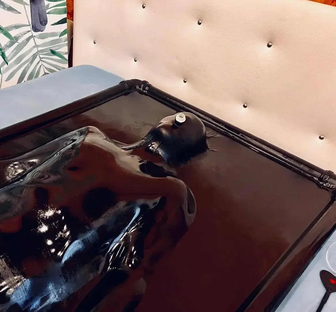 Leak & nude 2 — latexkinkycouple
