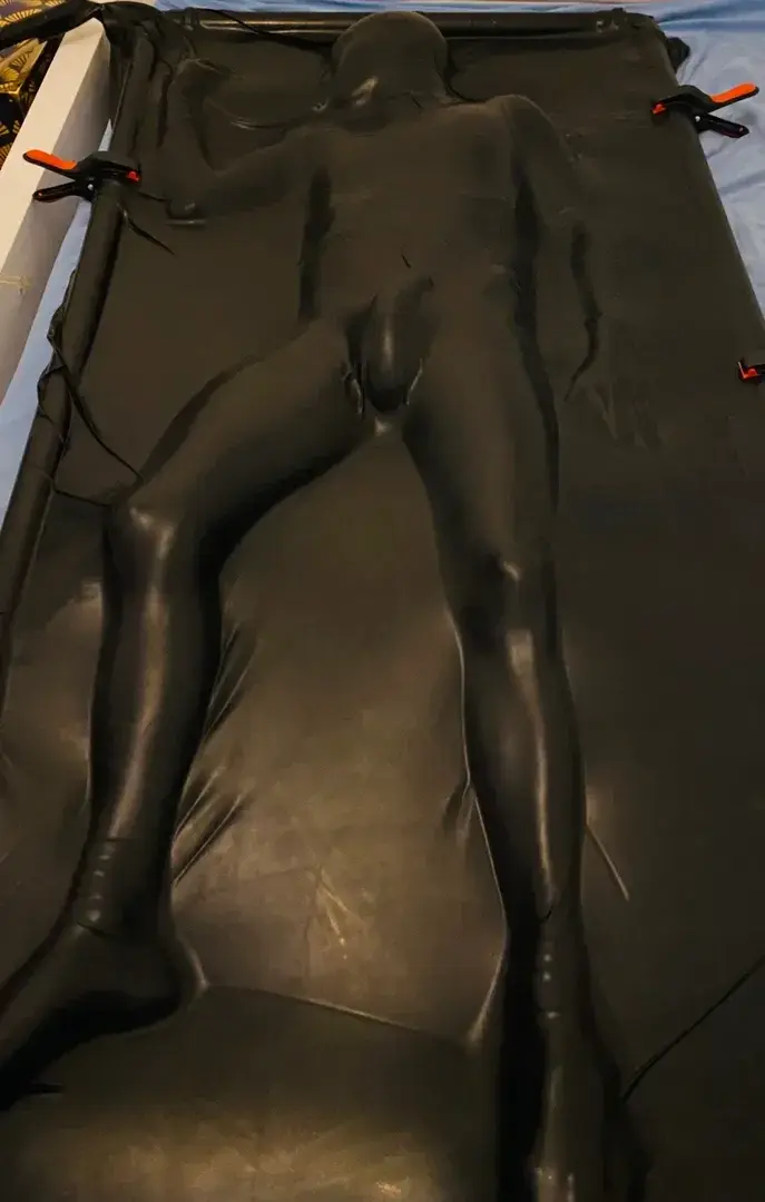 Leak & nude 4 — latexkinkycouple