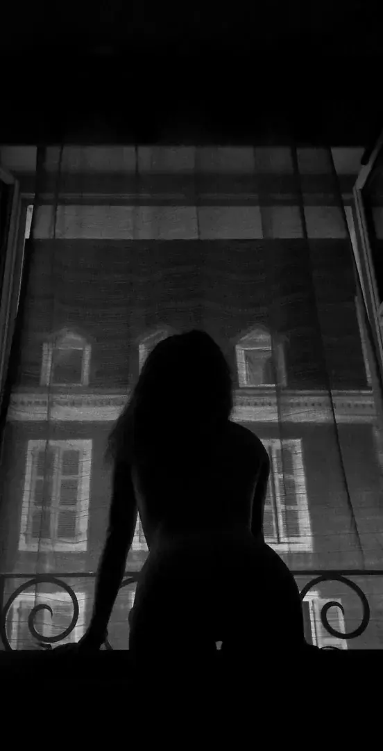 Leak & nude MYM — She_hair_fire : « Le mystère de la nuit 🤭 » (MYM)