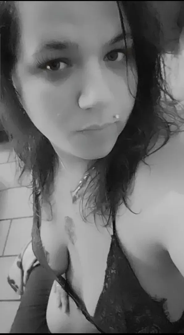 La beauté d'une femme commence où ses complexes s'envolent.
