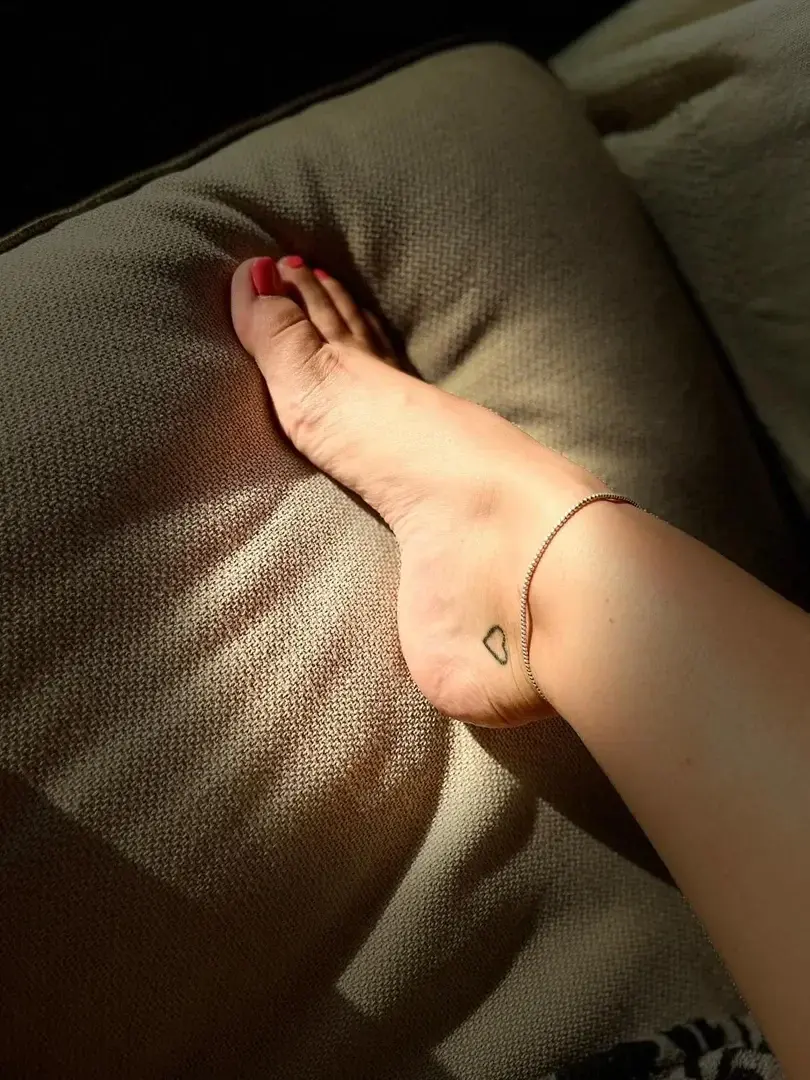 Leak & nude 3 — Footlovers_1