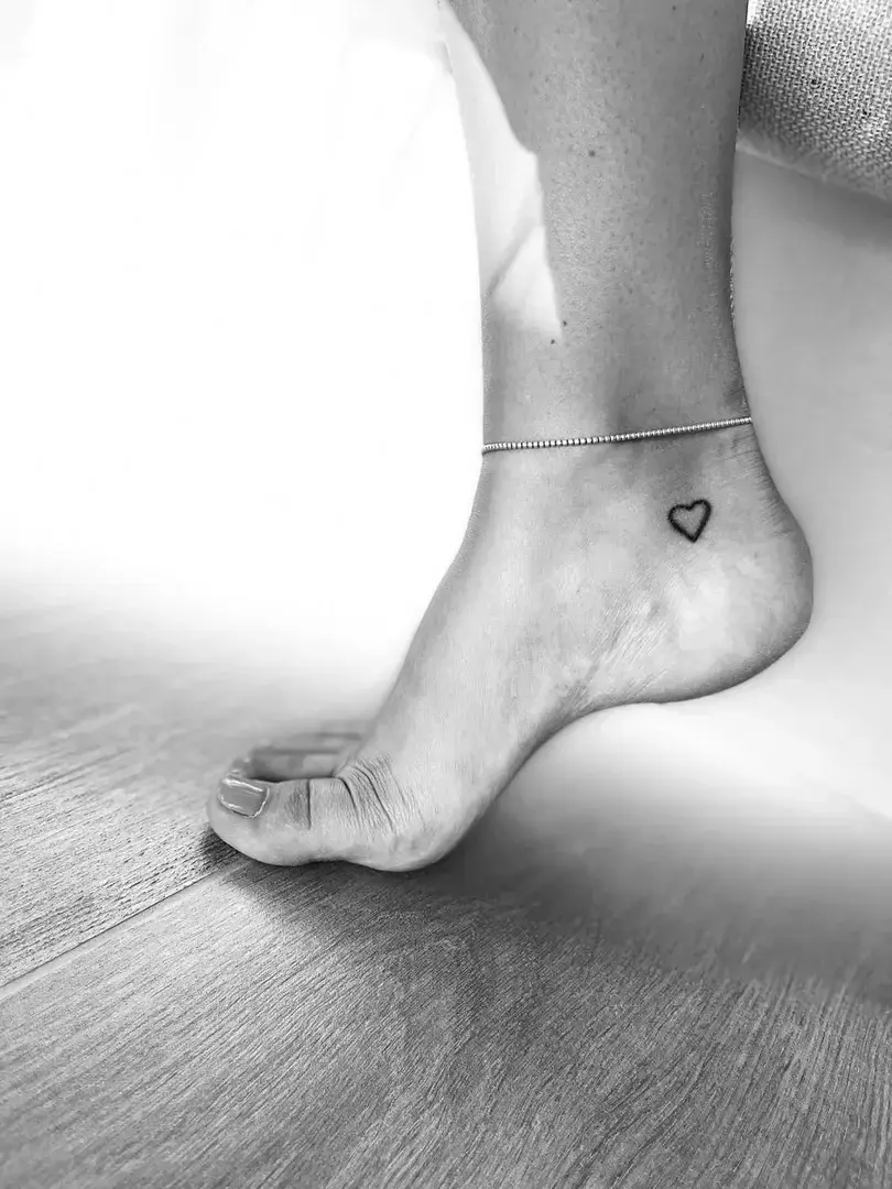 Leak & nude 4 — Footlovers_1