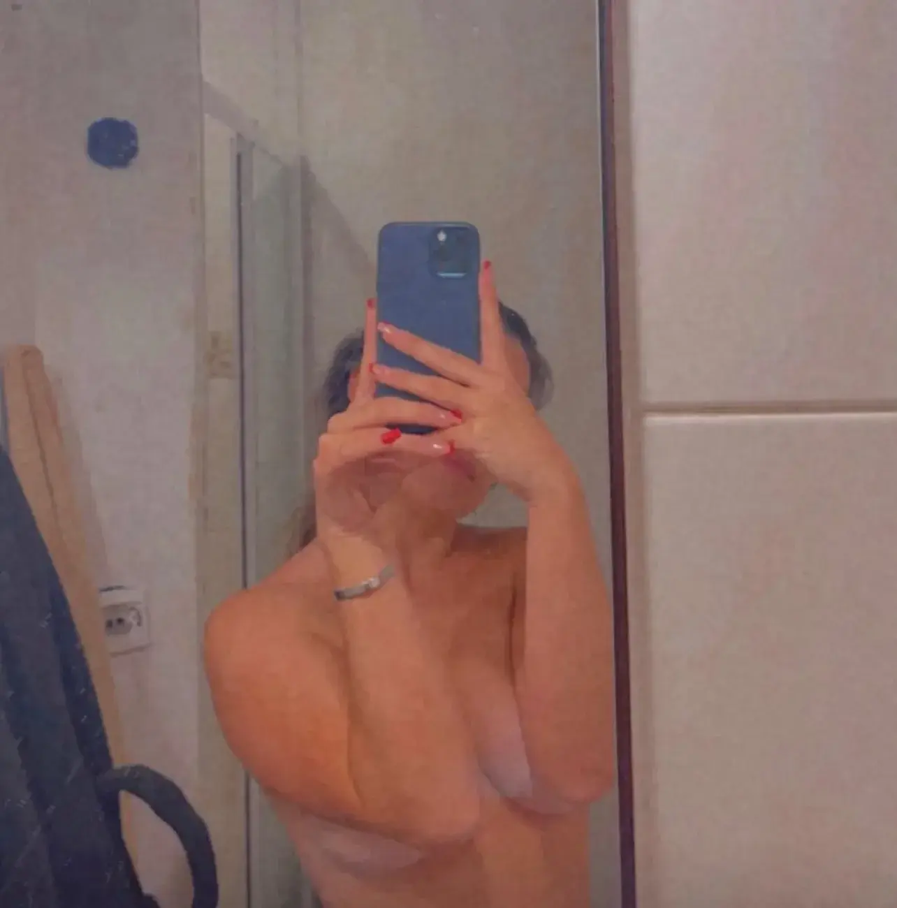 Leak & nude 2 — Lea_2402