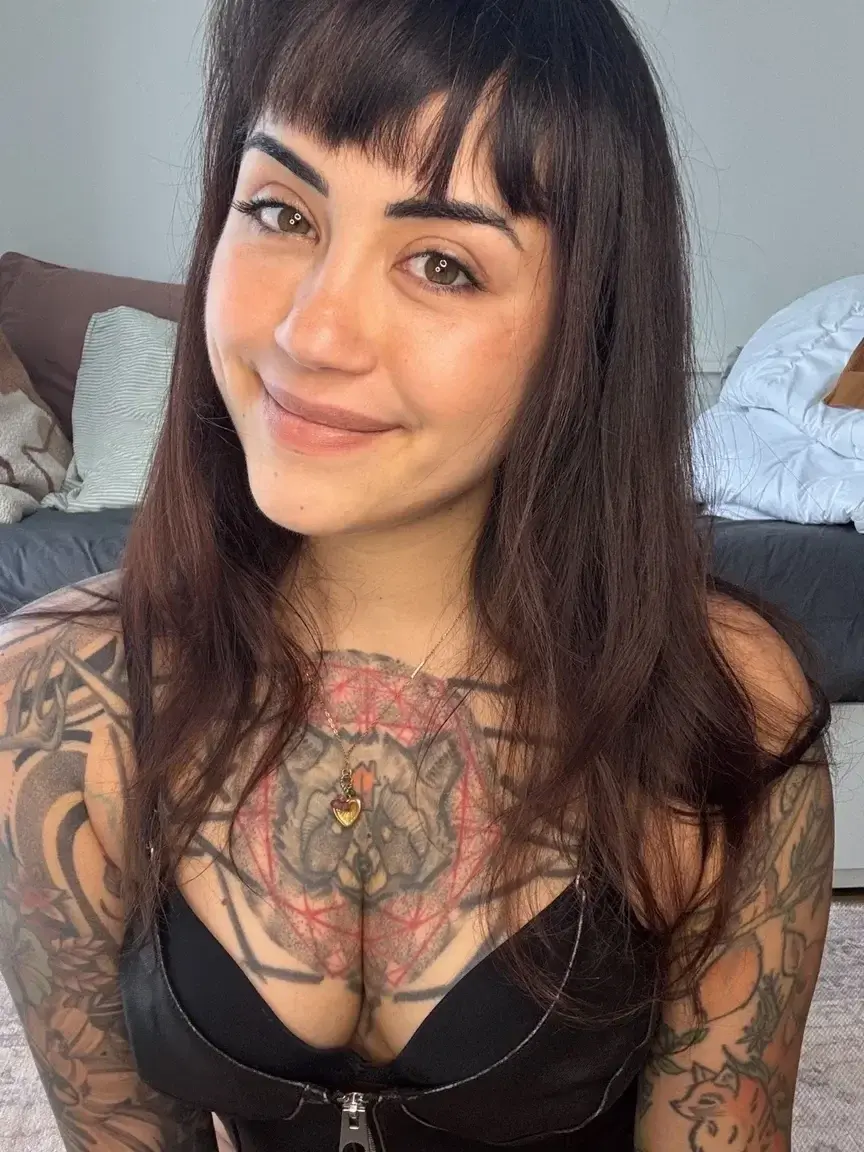 Est-ce que les petites meufs tatouées bien geek et sportive, aventureuse et un peu nympho ce serait ton style...? Un pack 15 vidéos envoyé à ton abonnement à ma page :)