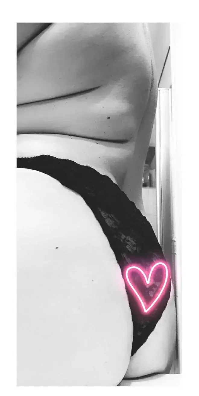 J'adore la belle lingerie. Celle que l'on découvre, que l'on enlève délicatement, que l'on arrache violemment, ou celle que je t'envoie pour que tu te fasses plaisir. N'hésites pas à faire ta demande en privé, mon stock de petites culottes t'attend 😘❤️