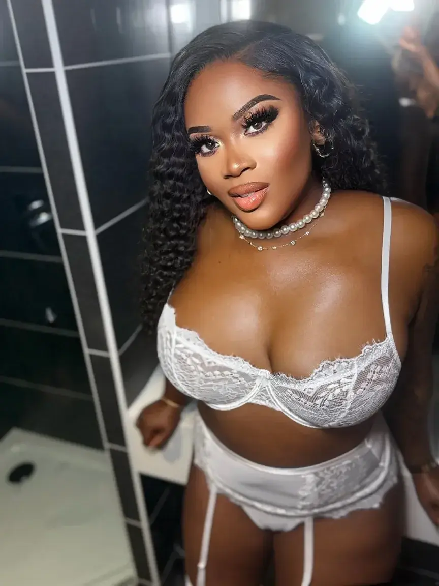 J’ai envie de faire du sal aujourd’hui qui pour un show cam / nude?😈