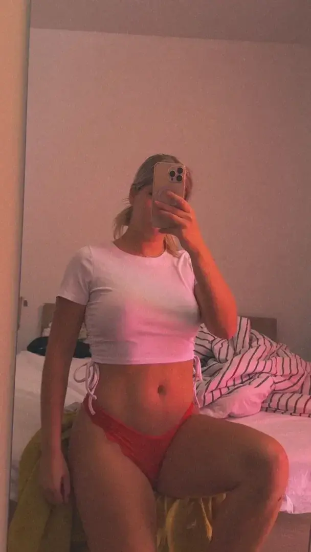 Leak public de Emiliemymm — « description de la photo » (nude) sur MYM