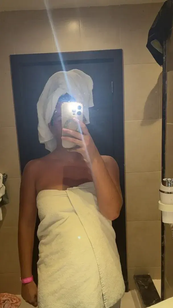 Leak public de Emiliemymm — « description de la photo » (nude) sur MYM