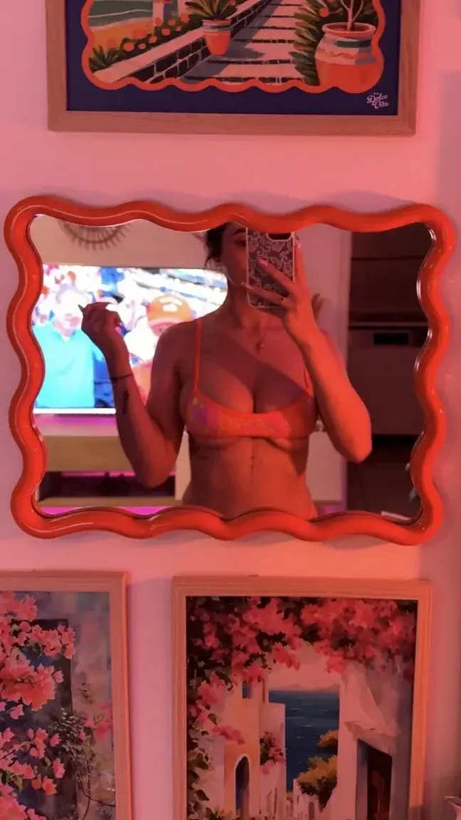Coucou tout le monde je suis en vacances mais je crois que mon maillot de bain est trop petit 🥴