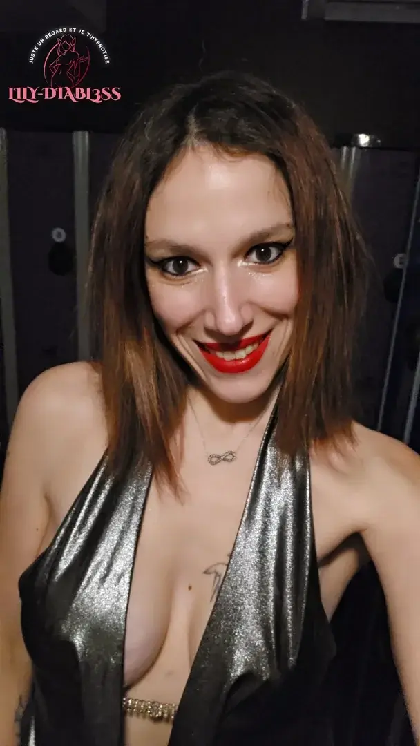 Leak & nude MYM — Lily-diabl3ss : « Bon lundi 🔥😏😈 » (MYM)