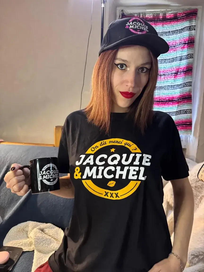Leak & nude MYM — Lily-diabl3ss : « Un carton plein de jolies choses offertes par Jacquie & Michel 😈🔥 » (MYM)