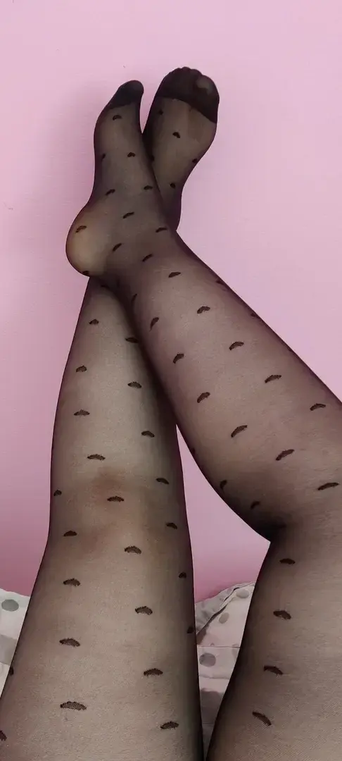 Ayant plusieurs jours de retard, c'est cadeau 😘#tights #tigh #onedaytwofeet #meetmyfeet #feet #foot #fetish #sexyfeet #lovefeet #piedJe vends également des chaussettes pour les plus curieux d'entre vous 😉