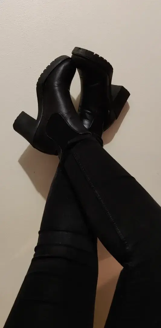 Retour du froid ?On couvre un peu les petits pieds qui sont resté bien aux chaud dans ces jolies bottines 😍#onedaytwofeet #meetmyfeet #feet #foot #fetish #sexyfeet #lovefeet #dirtysocks #pied #bottines #talons #chaussuresatalonsJe vends également des chaussettes pour les plus curieux d'entre vous 😉