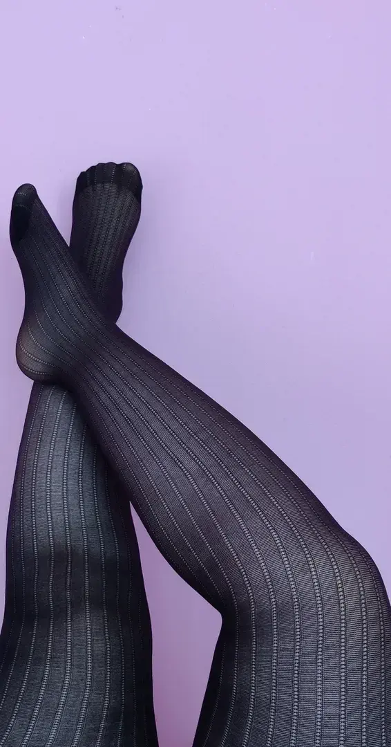 Promis je n'oublie pas de poster aussi des chaussettes 🌸 ça viendra !#tights #tigh #onedaytwofeet #meetmyfeet #feet #foot #fetish #sexyfeet #lovefeet #piedJe vends également des chaussettes pour les plus curieux d'entre vous 😉