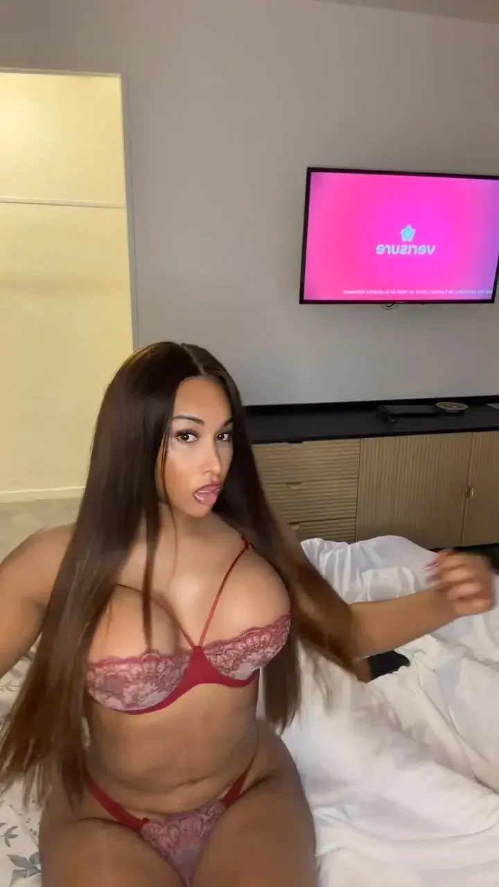 Minimum tu rentre du boulot tu me bouffe les seins direct 🥰😏