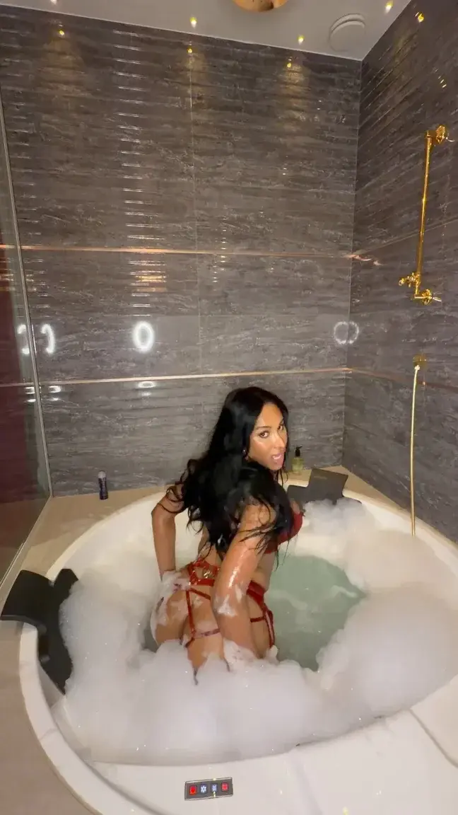 On peut jouer ensemble dans le jacuzzi ou c’est trop demandé ?