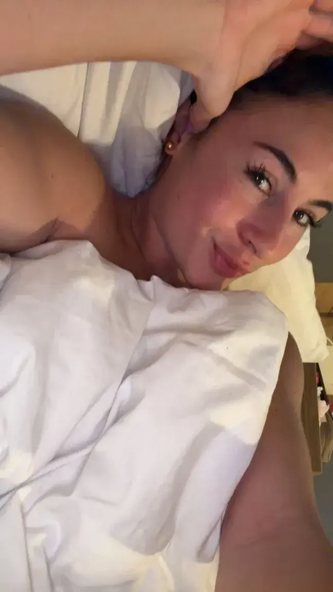 Je suis toute nue sous ma couette.. abonne toi si tu veux tout voir 🤭