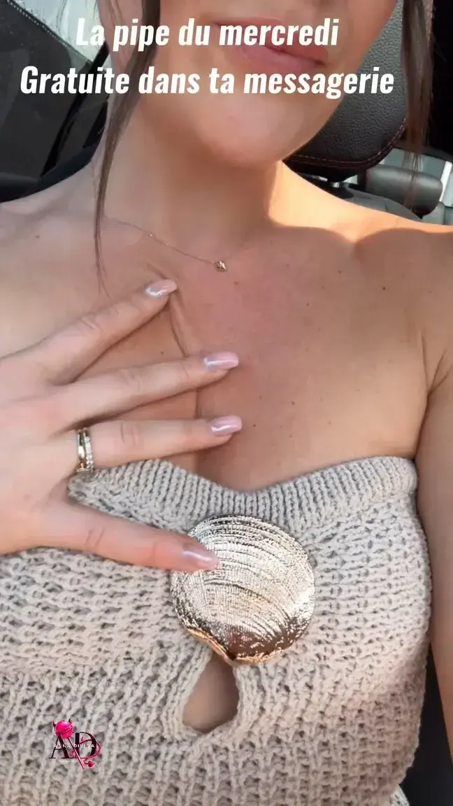 Nouvelle pipe du mercredi dispo dans ta messagerie 😋 ou offerte si tu t’abonnes aujourd’hui 😘