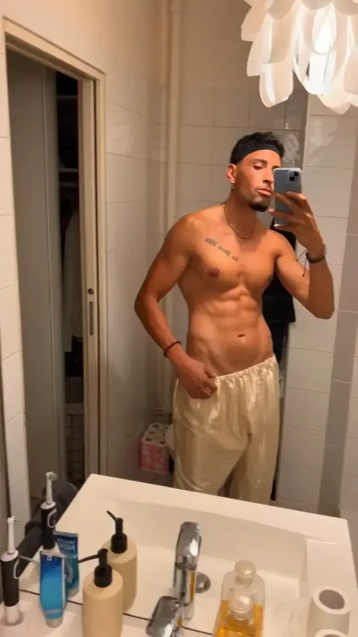 Leak & nude 3 — Karlljohnsson