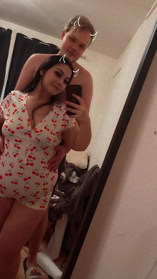 Leak & nude MYM — Anaelle20 : « Venez discutez avec nous 🔞😏 » (MYM)