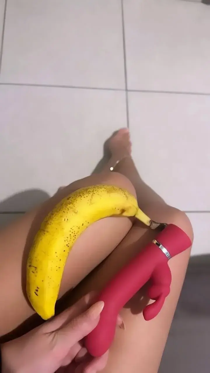 La banane ? Le gode ? Ou ta bite ? 🥵