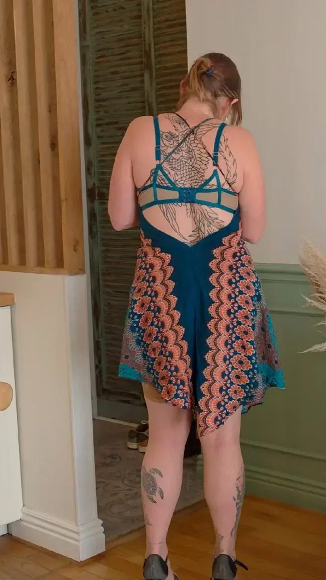 Magnifique Trans Brésilienne Active Me Baise Sans Capote dans le Salon du BNBMes amoursJ’ai invité une magnifique femme trans brésilienne active dans mon BNB.Dès qu’on est arrivées dans le salon, elle m’a baisée sans capote, fort et profond.Elle m’a défoncé la chatte dans tous les sens avec sa grosse bite… jusqu’à ce que je squirte comme une folle sur sa queue. C’était ultra excitant, intense et trop bon La vidéo est déjà disponible dans mes MOD.Bisous très chauds,Ta salope préférée