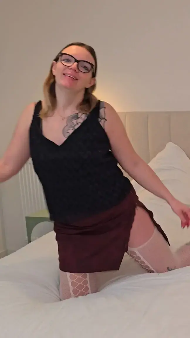 À Toulouse, un Black à la queue énorme m’ouvre le cul à fond dans ma chambre d’hôtel !Mes amours   De passage à Toulouse, j’ai rencontré un Black avec une queue vraiment énorme.Je l’ai ramené dans ma chambre d’hôtel.Il m’a baisé le cul sans pitié pendant un long moment, m’a bien ouverte jusqu’à un gros gaping impressionnant.  C’était très hard, très intense et j’ai adoré sentir mon cul complètement dilatésLa vidéo est déjà disponible dans votre feed si vous êtes abonné(e)s.  Si tu n’es pas encore abonné(e), rejoins-moi vite !Bisous très chauds,Ta salope préférée