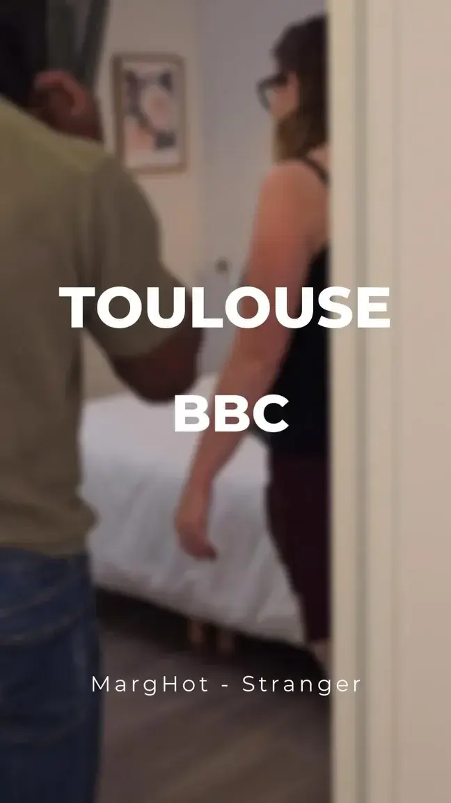 À Toulouse, un Black à la queue énorme m’ouvre le cul à fond dans ma chambre d’hôtel !Mes amours   De passage à Toulouse, j’ai rencontré un Black avec une queue vraiment énorme.Je l’ai ramené dans ma chambre d’hôtel.Il m’a baisé le cul sans pitié pendant un long moment, m’a bien ouverte jusqu’à un gros gaping impressionnant.  C’était très hard, très intense et j’ai adoré sentir mon cul complètement dilatésLa vidéo est déjà disponible dans votre feed si vous êtes abonné(e)s.  Si tu n’es pas encore abonné(e), rejoins-moi vite !Bisous très chauds,Ta salope préférée