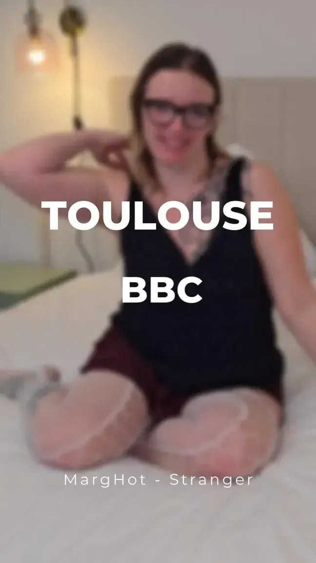 À Toulouse, un Black à la queue énorme m’ouvre le cul à fond dans ma chambre d’hôtel !Mes amours   De passage à Toulouse, j’ai rencontré un Black avec une queue vraiment énorme.Je l’ai ramené dans ma chambre d’hôtel.Il m’a baisé le cul sans pitié pendant un long moment, m’a bien ouverte jusqu’à un gros gaping impressionnant.  C’était très hard, très intense et j’ai adoré sentir mon cul complètement dilatésLa vidéo est déjà disponible dans votre feed si vous êtes abonné(e)s.  Si tu n’es pas encore abonné(e), rejoins-moi vite !Bisous très chauds,Ta salope préférée
