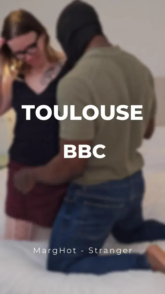 À Toulouse, un Black à la queue énorme m’ouvre le cul à fond dans ma chambre d’hôtel !Mes amours   De passage à Toulouse, j’ai rencontré un Black avec une queue vraiment énorme.Je l’ai ramené dans ma chambre d’hôtel.Il m’a baisé le cul sans pitié pendant un long moment, m’a bien ouverte jusqu’à un gros gaping impressionnant.  C’était très hard, très intense et j’ai adoré sentir mon cul complètement dilatésLa vidéo est déjà disponible dans votre feed si vous êtes abonné(e)s.  Si tu n’es pas encore abonné(e), rejoins-moi vite !Bisous très chauds,Ta salope préférée
