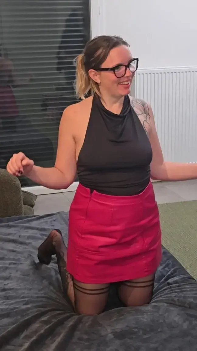 Nouvelle vidéo dispo : Le libertin fan de fontaines m’a fait squirter comme jamais !   Mes amours   J’ai invité un libertin chez moi et on avait trop envie de tester le canapé.Dès le début, il m’a dit qu’il adorait les femmes fontaines… et ça m’a énormément excitée.  Il m’a baisée sur le canapé et j’ai pas arrêté de gicler !Je lui ai tout mis sur le visage, dans la bouche, il buvait tout comme un fou.J’ai aussi fait un gros facesitting sur lui et il a continué à tout avaler, encore et encore.  J’ai rarement autant squirter… je suis tombée sur un vrai fan de cyprine qui m’a fait prendre un pied énorme !La vidéo est bientôt disponible dans votre feed si vous êtes abonné(e)s.Si tu n’es pas encore abonné(e), rejoins-moi vite pour tout voir en illimitéBisous très mouillés,Ta salope préférée