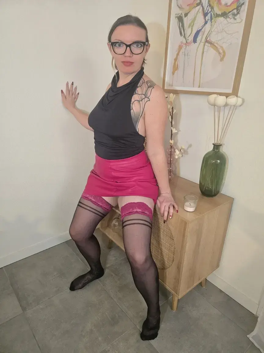 Suite de la vidéo fontaine – Trio hard d’1h avec mon mari et l’amateur de cyprine !Mes amours Suite de la vidéo précédente avec l’amateur de cyprine !Cette fois mon mari nous rejoint pour un trio hard d’1 heure.Mon mari me baise la chatte profondément pendant que l’autre reste la bouche ouverte pour tout recevoir.J’ai squirter comme une folle, encore et encore, il en a pris plein la gueule. Pour finir, mon mari m’a rempli la chatte d’un beau creampie bien chaud. C’était long, intense et ultra mouilléLa vidéo complète arrive dans votre feed si vous êtes abonné(e)s. Bisous très chauds et bien trempés,Ta salope préférée