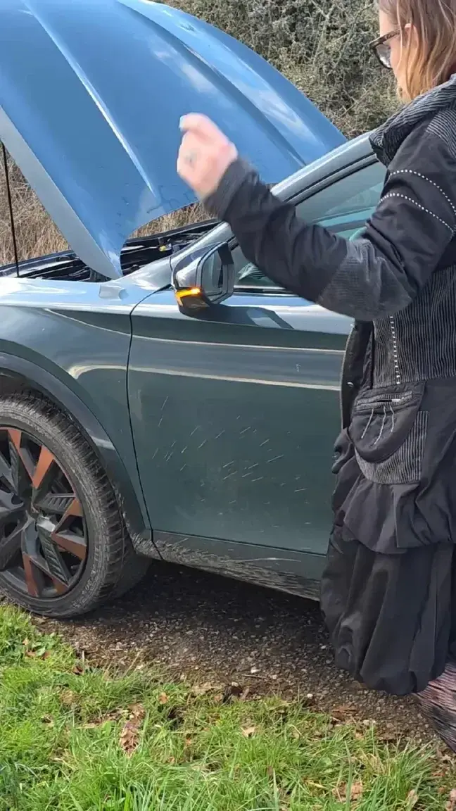 Nouvelle vidéo : En panne sur une route de campagne… le dépannage a dérapé !Mes amours Je suis tombée en panne sur une petite route de campagne.Un mec coquin s’est arrêté pour me dépanner…Je lui ai montré le moteur, mais il avait clairement autre chose en tête.Sans perdre de temps, il s’est jeté sur moi : il m’a mangé la chatte sur le capot, puis m’a baisée fort contre la voiture et dans le coffre.C’était rapide, sauvage et très chaud ! …Mais ma voiture est toujours en panne à la finLa vidéo est bientôt disponible dans votre feed si vous êtes abonné(e)s.Si tu n’es pas encore abonné(e), rejoins-moi vite pour tout voir en illimité !Bisous très chauds (et un peu en panne),Ta salope préférée