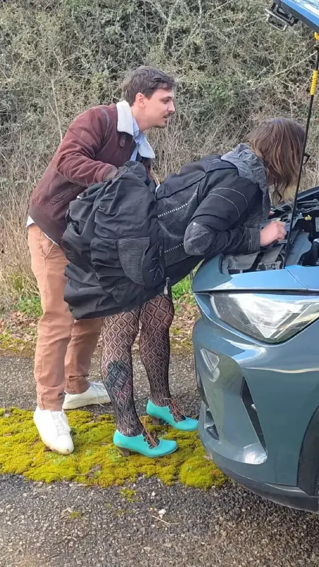 Nouvelle vidéo : En panne sur une route de campagne… le dépannage a dérapé !Mes amours Je suis tombée en panne sur une petite route de campagne.Un mec coquin s’est arrêté pour me dépanner…Je lui ai montré le moteur, mais il avait clairement autre chose en tête.Sans perdre de temps, il s’est jeté sur moi : il m’a mangé la chatte sur le capot, puis m’a baisée fort contre la voiture et dans le coffre.C’était rapide, sauvage et très chaud ! …Mais ma voiture est toujours en panne à la finLa vidéo est bientôt disponible dans votre feed si vous êtes abonné(e)s.Si tu n’es pas encore abonné(e), rejoins-moi vite pour tout voir en illimité !Bisous très chauds (et un peu en panne),Ta salope préférée