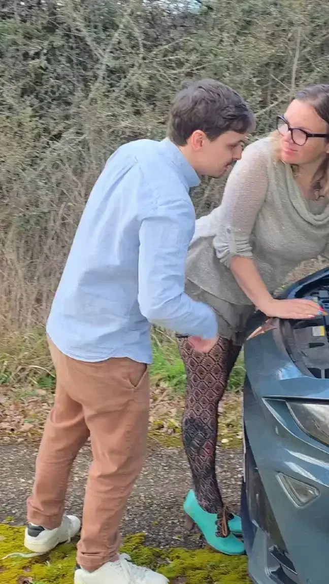Nouvelle vidéo : En panne sur une route de campagne… le dépannage a dérapé !Mes amours Je suis tombée en panne sur une petite route de campagne.Un mec coquin s’est arrêté pour me dépanner…Je lui ai montré le moteur, mais il avait clairement autre chose en tête.Sans perdre de temps, il s’est jeté sur moi : il m’a mangé la chatte sur le capot, puis m’a baisée fort contre la voiture et dans le coffre.C’était rapide, sauvage et très chaud ! …Mais ma voiture est toujours en panne à la finLa vidéo est bientôt disponible dans votre feed si vous êtes abonné(e)s.Si tu n’es pas encore abonné(e), rejoins-moi vite pour tout voir en illimité !Bisous très chauds (et un peu en panne),Ta salope préférée