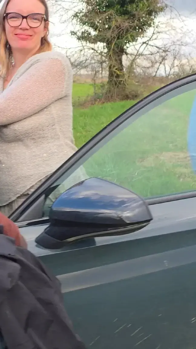 Nouvelle vidéo : En panne sur une route de campagne… le dépannage a dérapé !Mes amours Je suis tombée en panne sur une petite route de campagne.Un mec coquin s’est arrêté pour me dépanner…Je lui ai montré le moteur, mais il avait clairement autre chose en tête.Sans perdre de temps, il s’est jeté sur moi : il m’a mangé la chatte sur le capot, puis m’a baisée fort contre la voiture et dans le coffre.C’était rapide, sauvage et très chaud ! …Mais ma voiture est toujours en panne à la finLa vidéo est bientôt disponible dans votre feed si vous êtes abonné(e)s.Si tu n’es pas encore abonné(e), rejoins-moi vite pour tout voir en illimité !Bisous très chauds (et un peu en panne),Ta salope préférée
