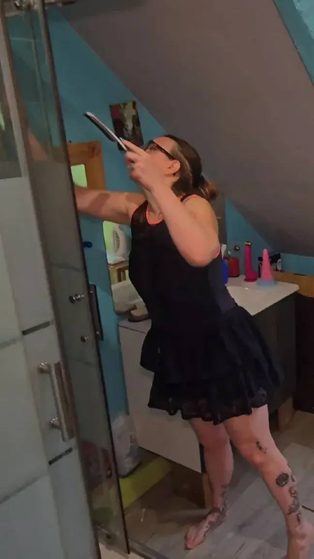 Mes amours   Ce matin, je faisais tranquillement le ménage dans la salle de bain quand mon invité est arrivé.Il a tout de suite remarqué mes gros godes posés au bord du lavabo… ça l’a chauffé direct.  Il m’a plaquée contre le meuble, m’a baisée la chatte dans tous les sens, puis il m’a fait une belle double pénétration avec sa grosse bite + un gode.C’était intense, spontané et très bon… exactement le genre de réveil que j’aime   La vidéo est déjà disponible dans votre feed si vous êtes abonné(e)s.  Si tu n’es pas encore abonné(e), rejoins-moi vite pour tout voir en illimité !Bisous très chauds (et bien remplis),Ta salope préférée